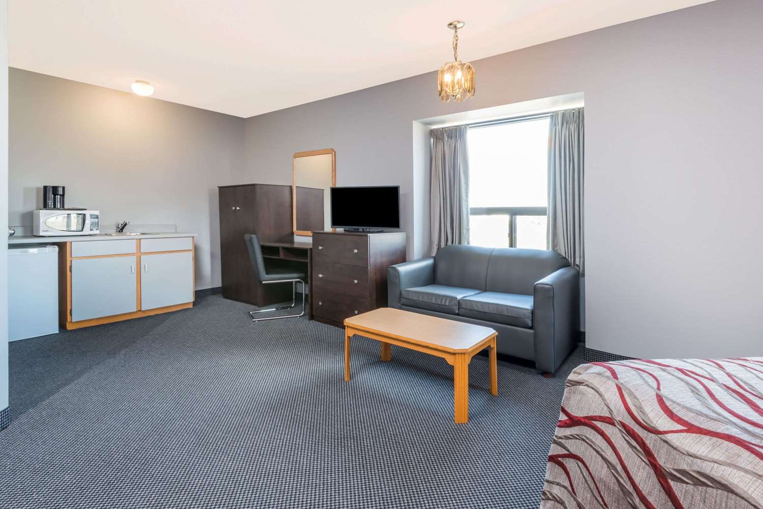 Super 8 by Wyndham Mt Hope Hamilton Intl Arpt ON 7/11