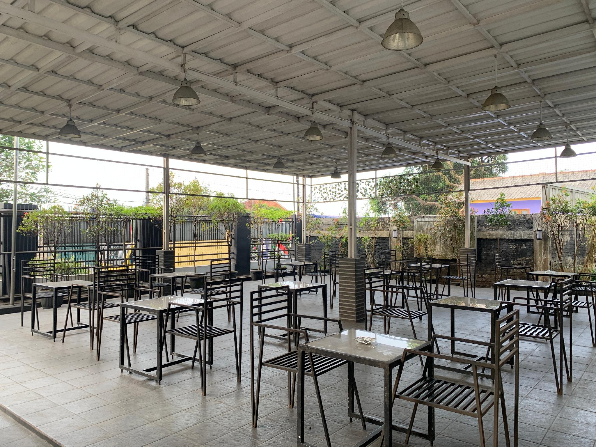 Charaka Hotel 18/30