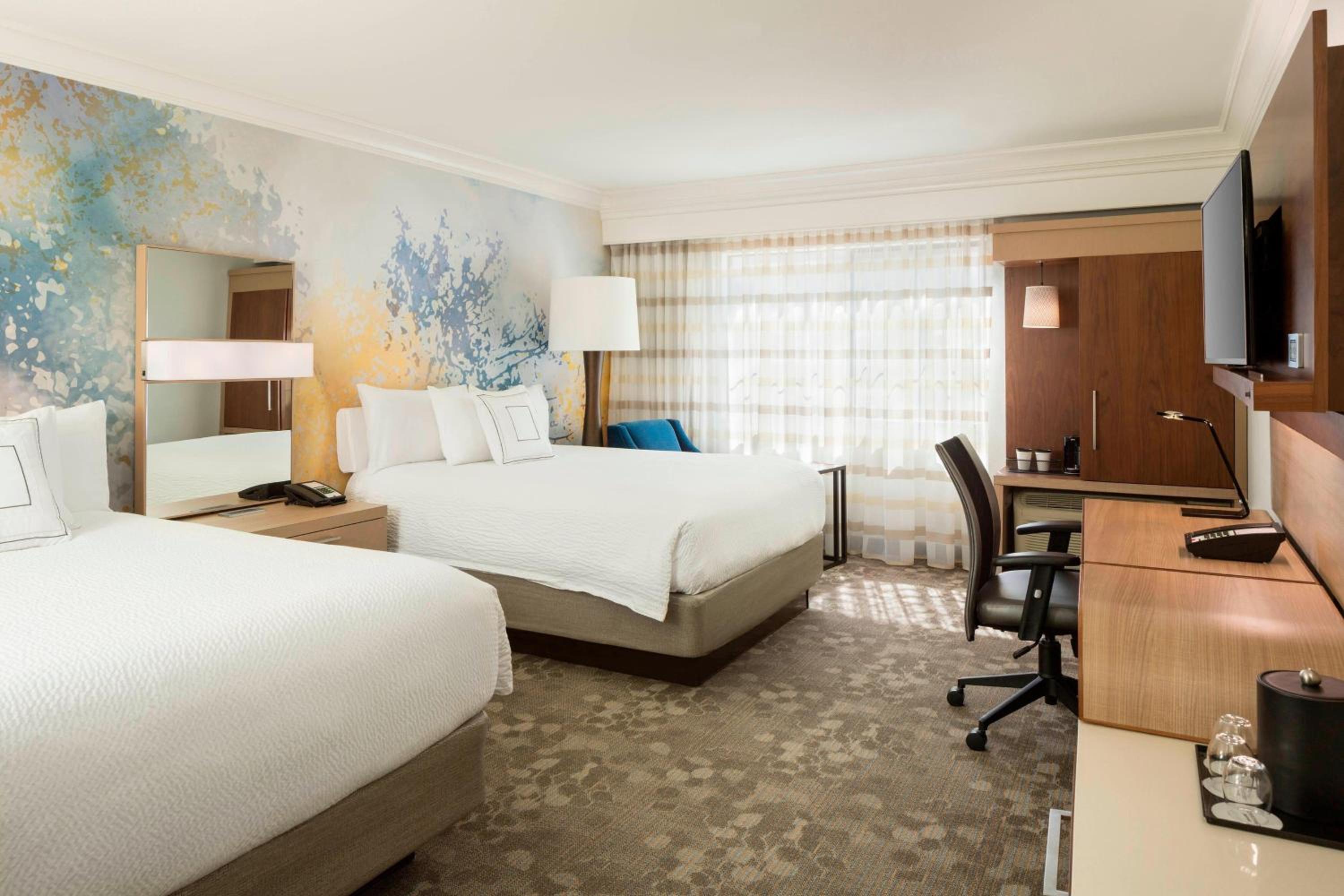 غرفة بسريرين كوين مع أريكة، Courtyard By Marriott Palo Alto Los Altos 5/10