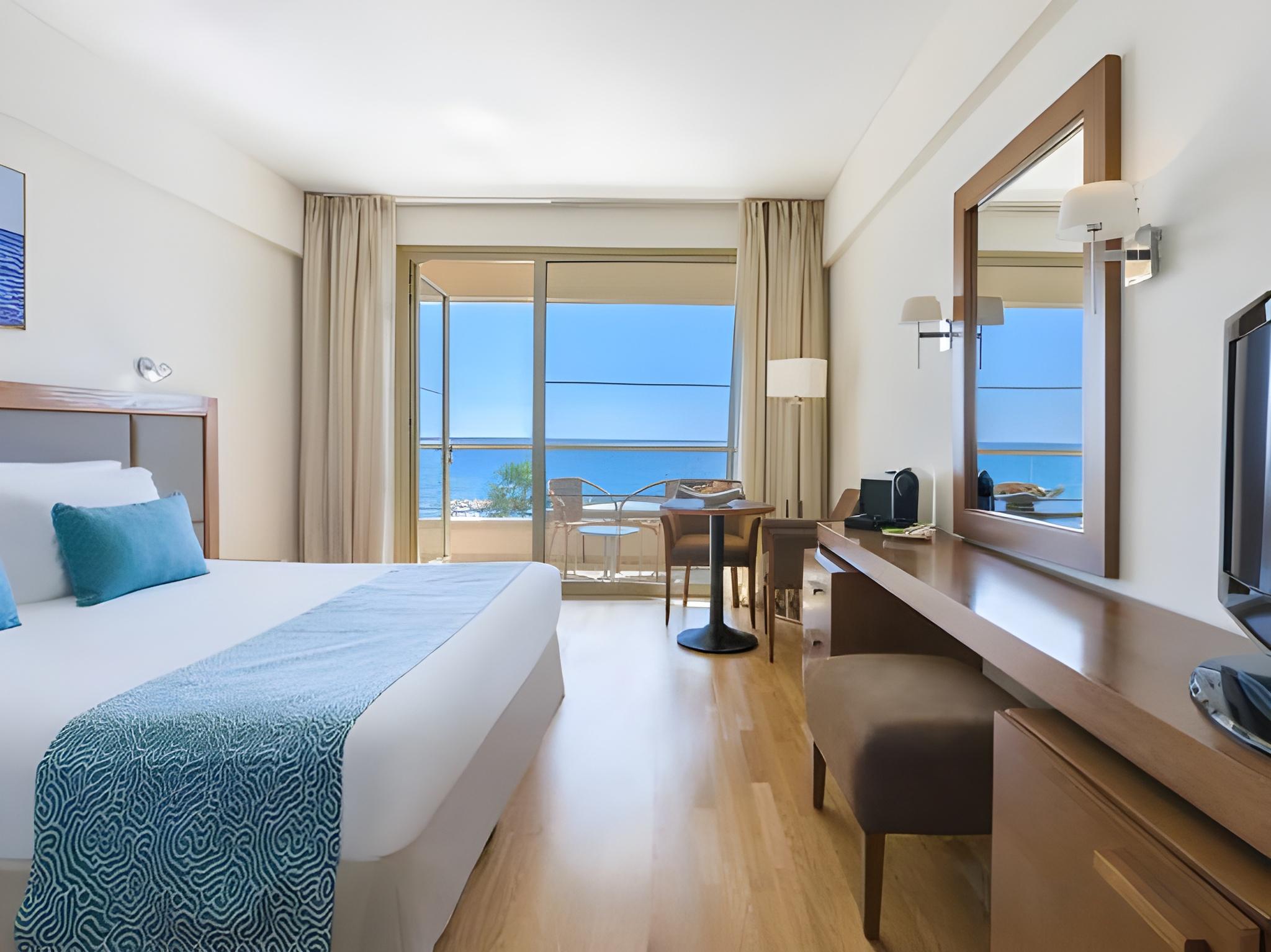 Superior, King Bed, Pool and Sea View