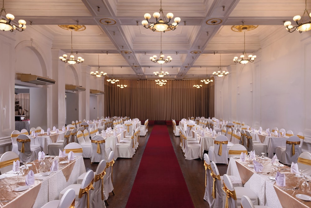 Queens Hotel 39/50