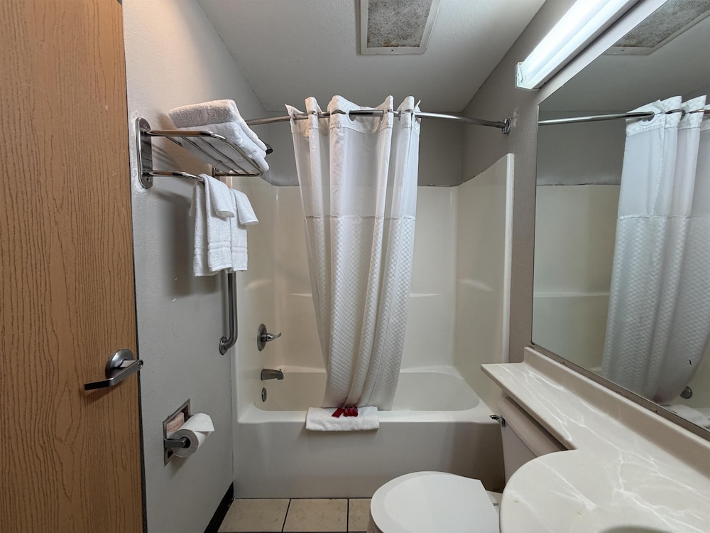 غرفة قياسية بسرير كوين يُسمح فيها بالحيوانات الأليفة، Microtel Inn & Suites Huntsville 4/4