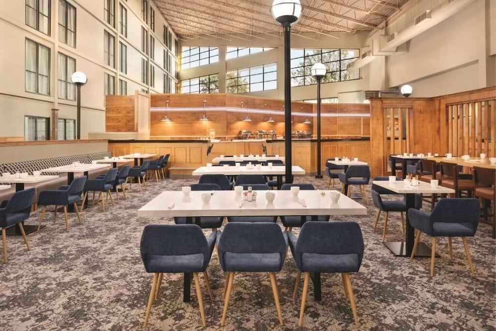 Urbana Hotel and Conference Center 27/35