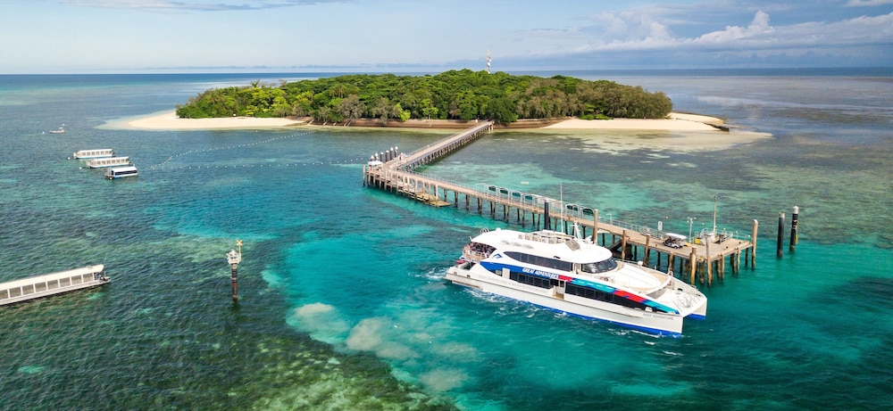 GREEN ISLAND RESORT 24/28