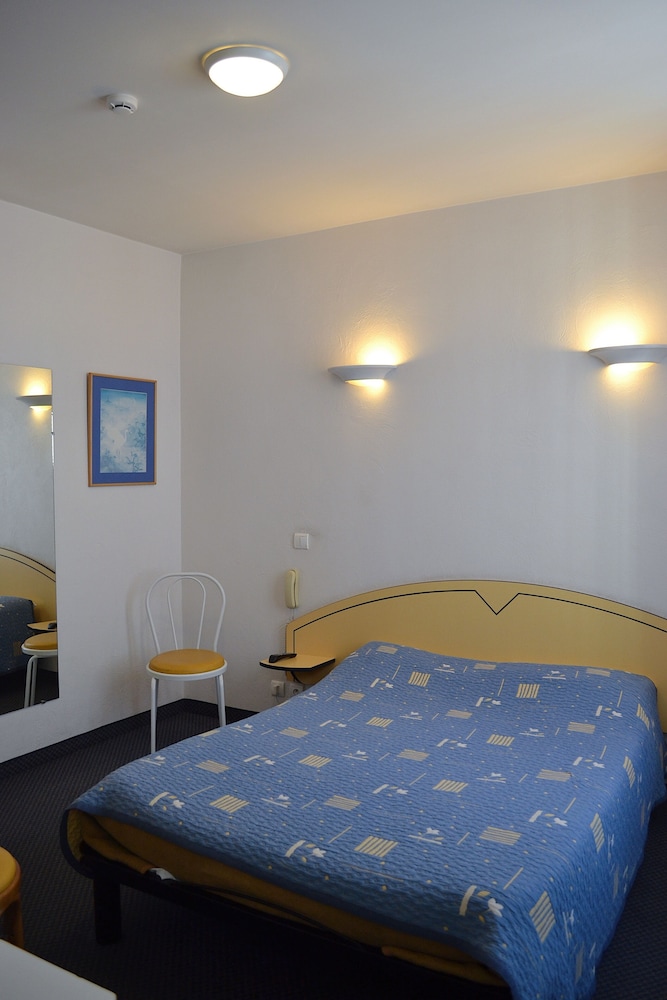 Modern Hotel 8/36