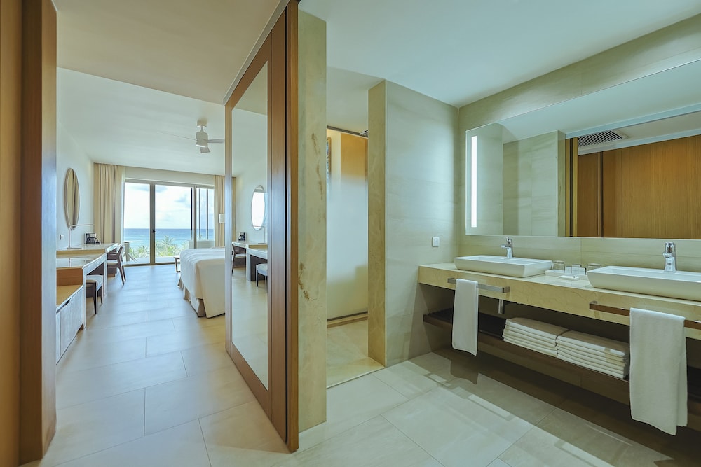 Junior Suite, King Bed, Ocean Front، Barcelo Maya Riviera 4/5