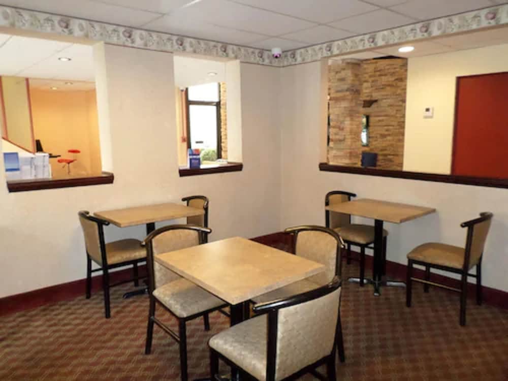 Travelodge by Wyndham Cleveland Lakewood 26/28