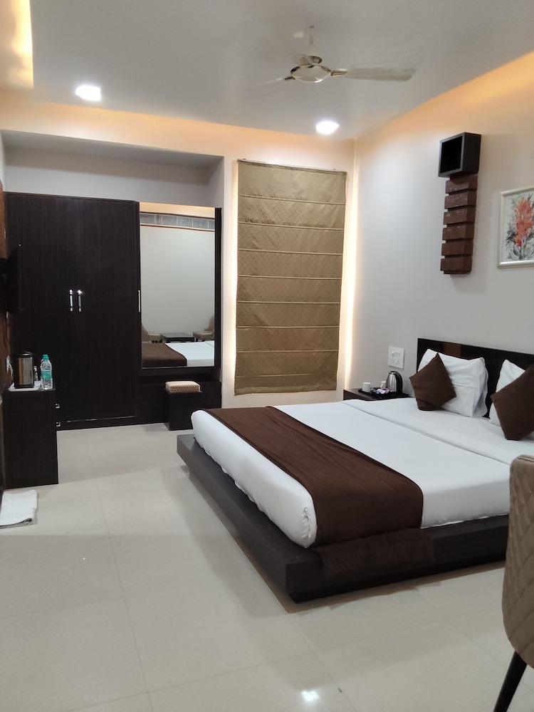 Hotel Yash Regency 16/49