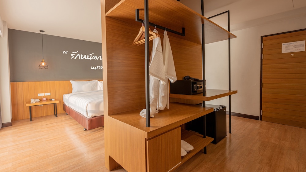 B2 Surat Thani Premier Hotel 38/38