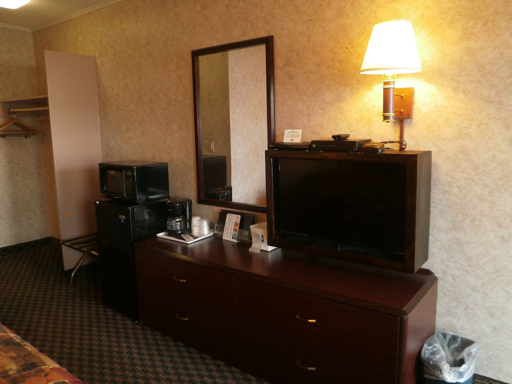 Richmond Inn & Suites 8/36
