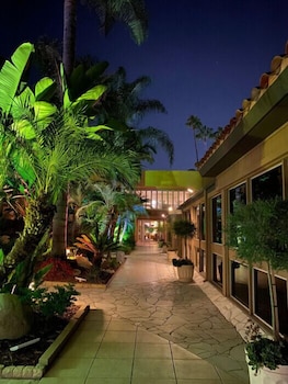 Atrium Hotel at Orange County Airport 3/61
