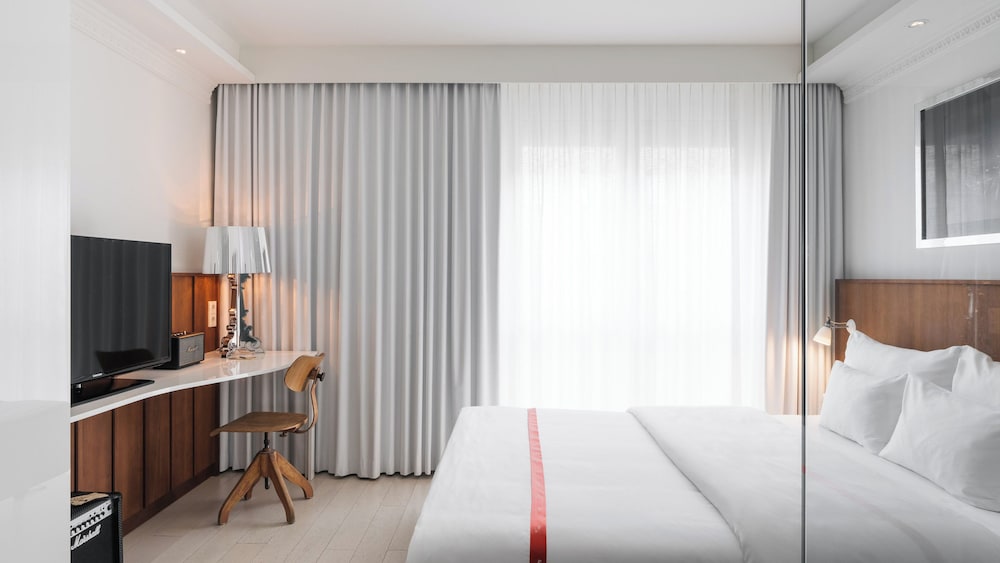 Nest, Queen Bed, Accessible