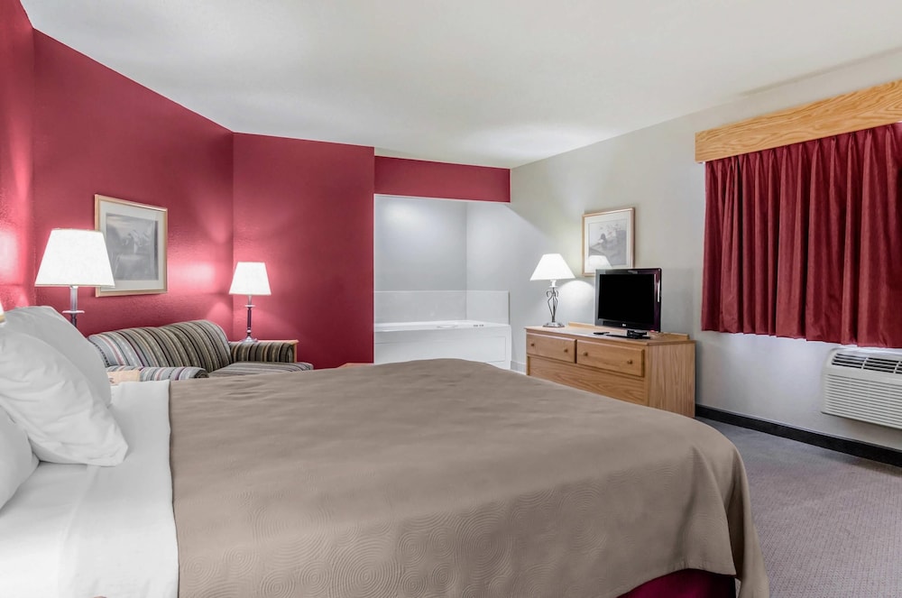 Suite, King Bed, Rodeway Inn Hesston, KS 3/10