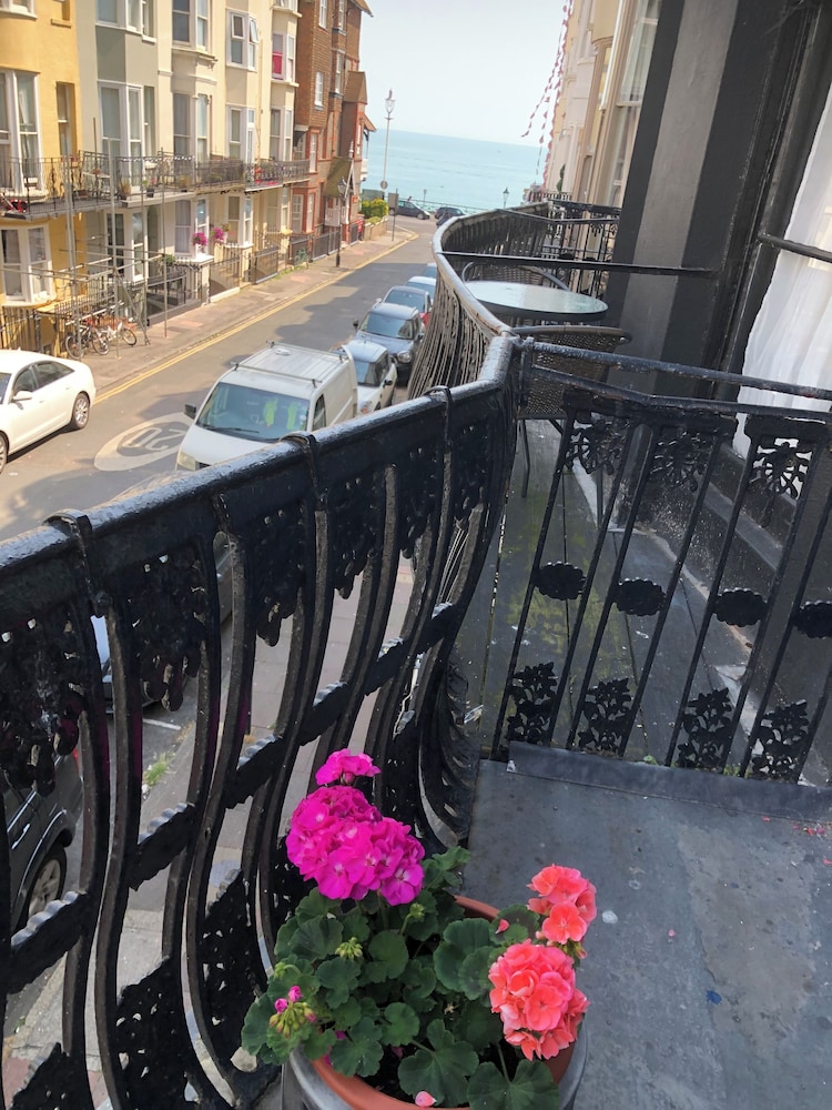 Brighton Surf Guest House 44/50