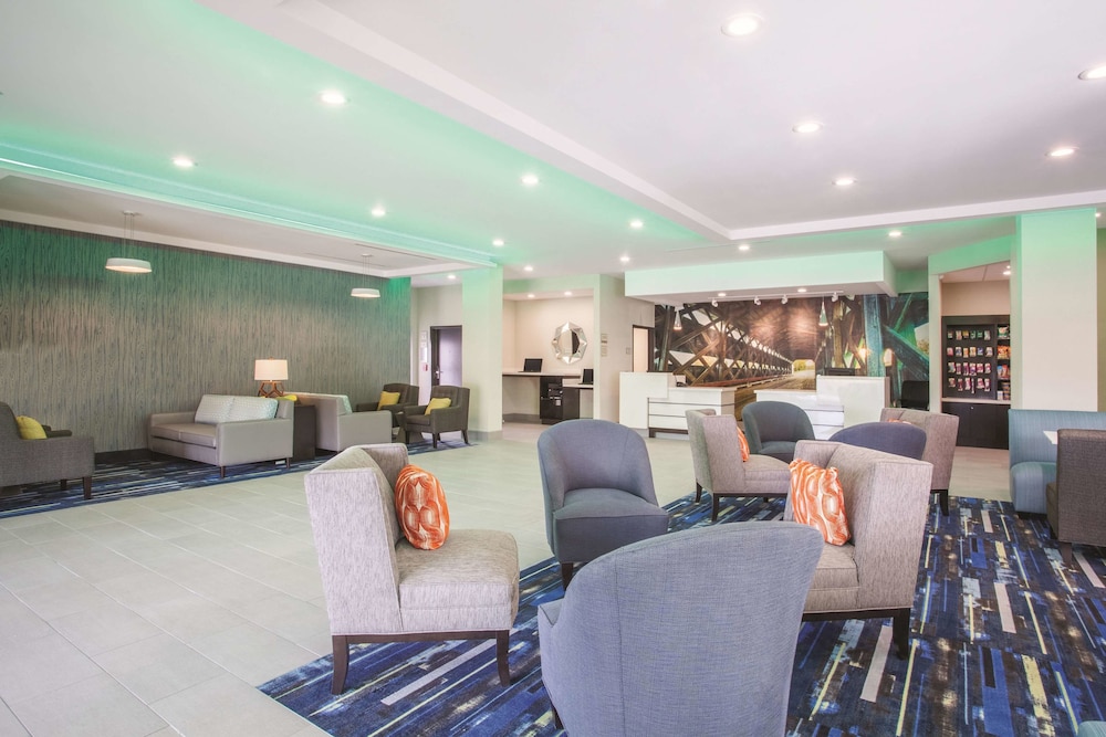 La Quinta Inn and Suites by Wyndham Cullman 34/46
