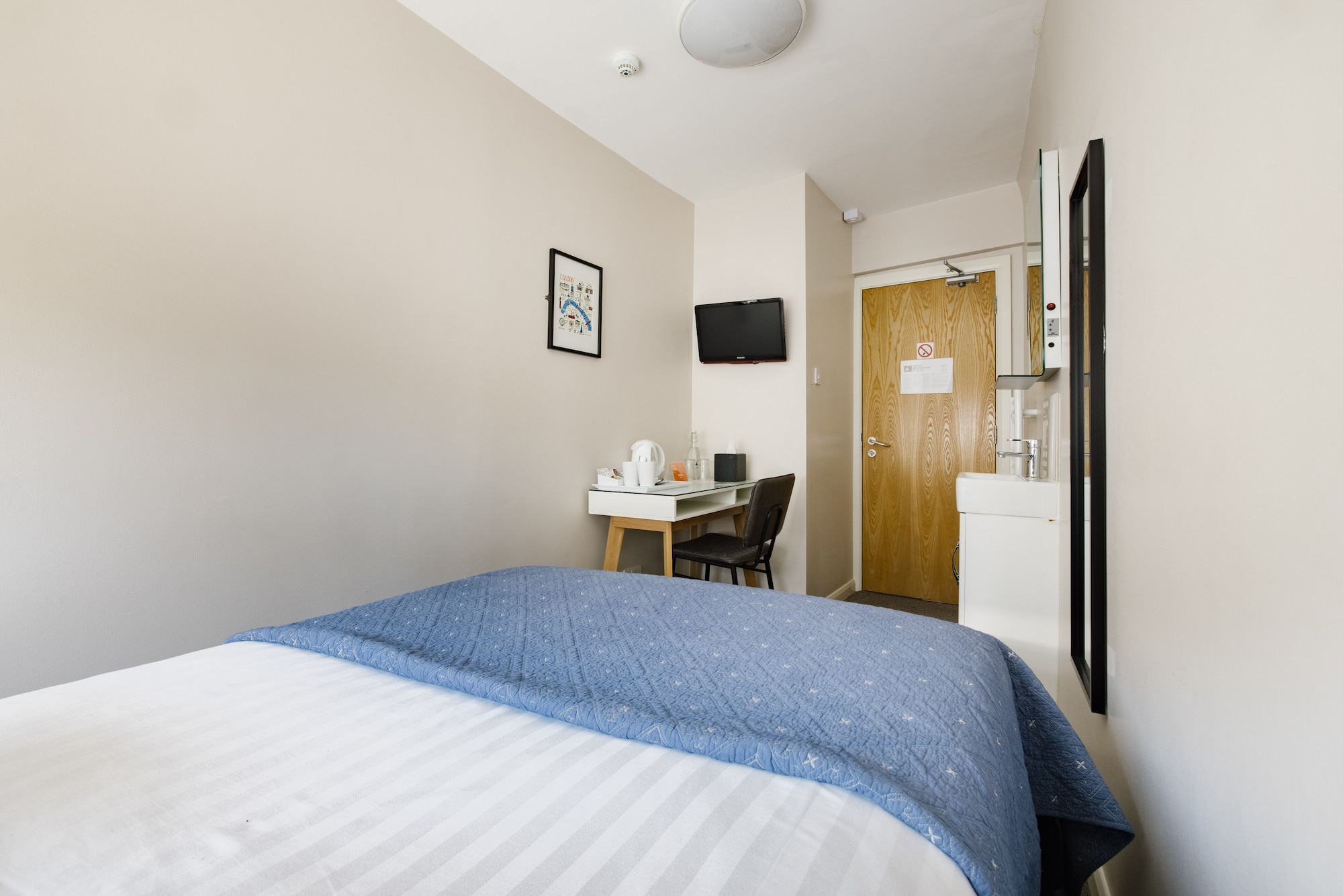 ROOM, DOUBLE BED, SHARED BATHROOM