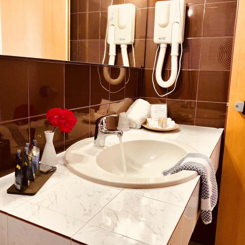 G. George Hotel 47/50