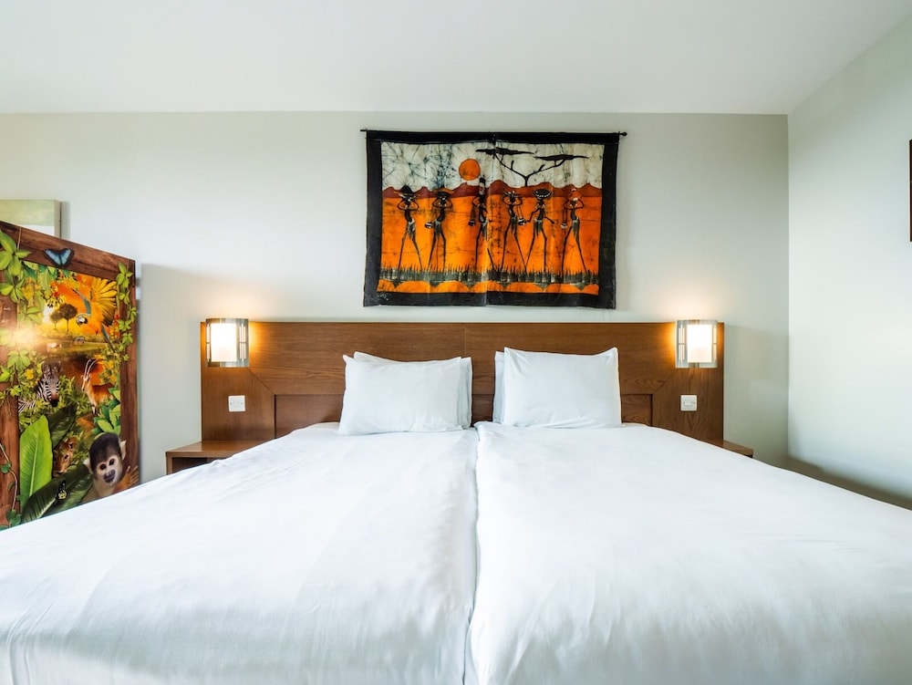 Chessington Resort Hotels 51/90