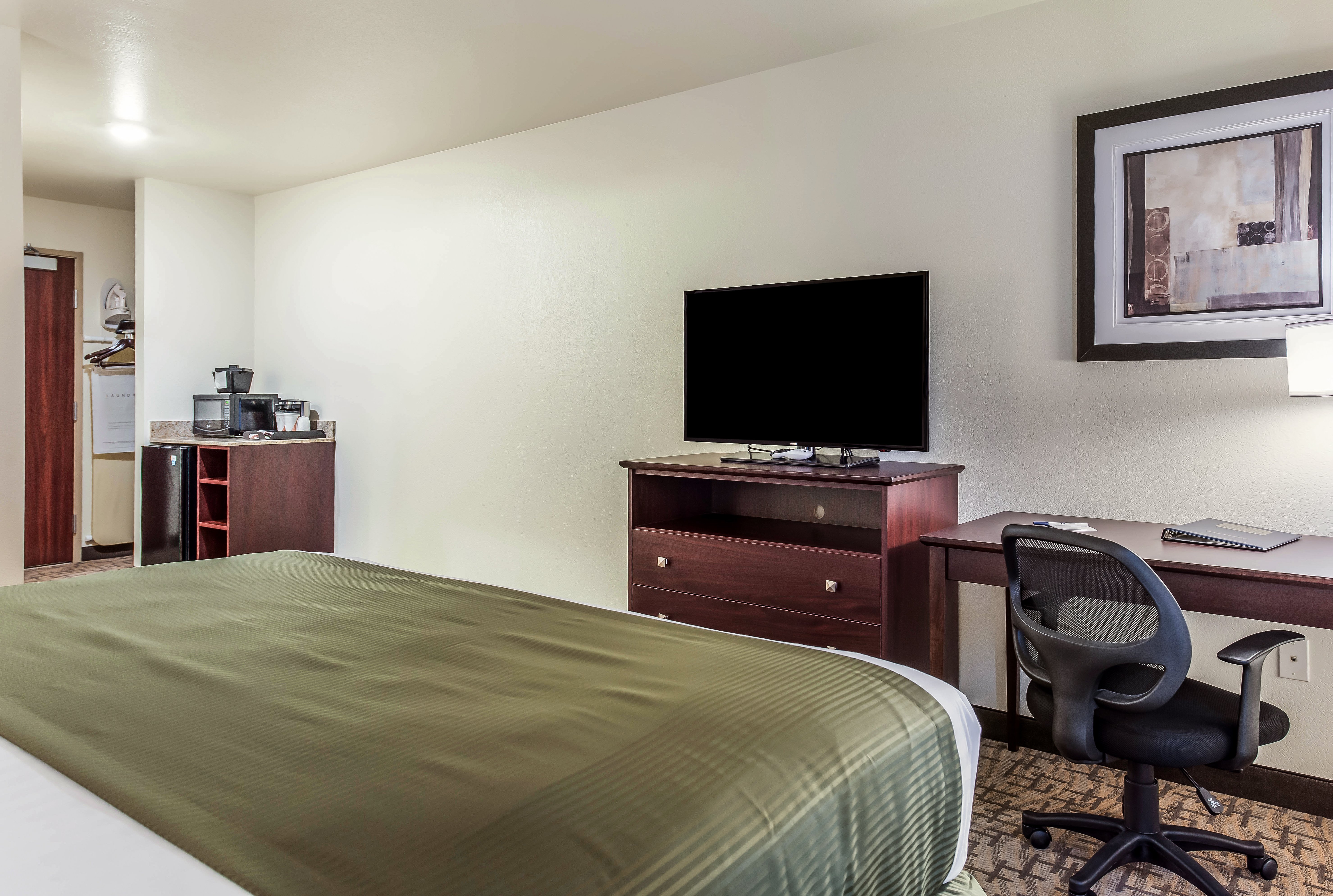 Cobblestone Hotel & Suites - Hutchinson 8/25