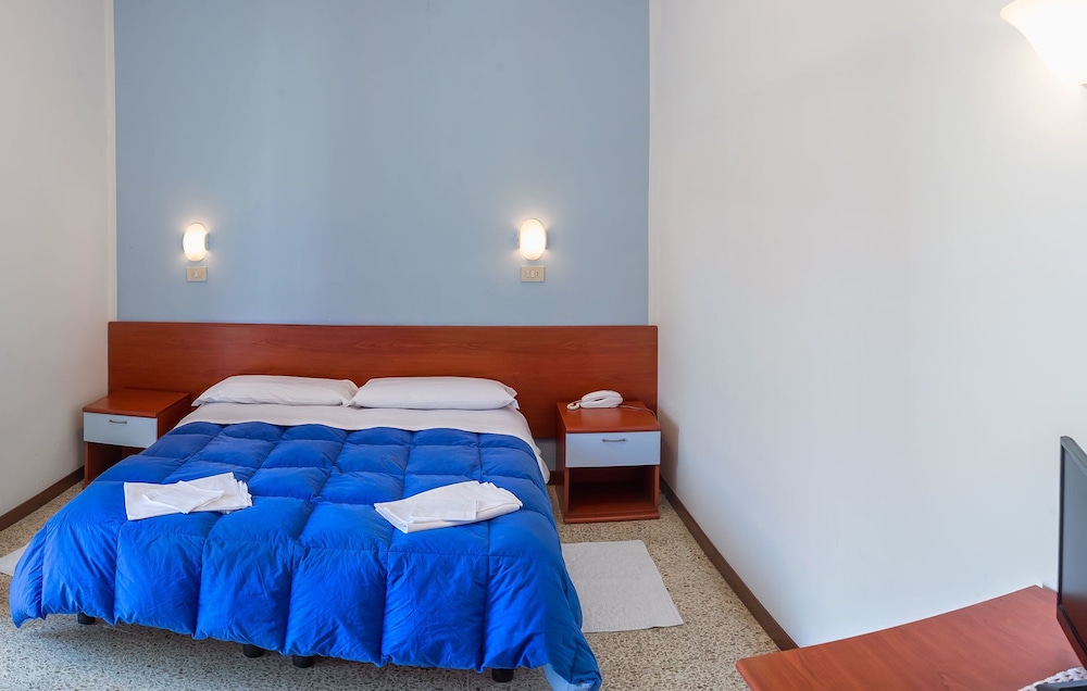 ROOM, DOUBLE BED
