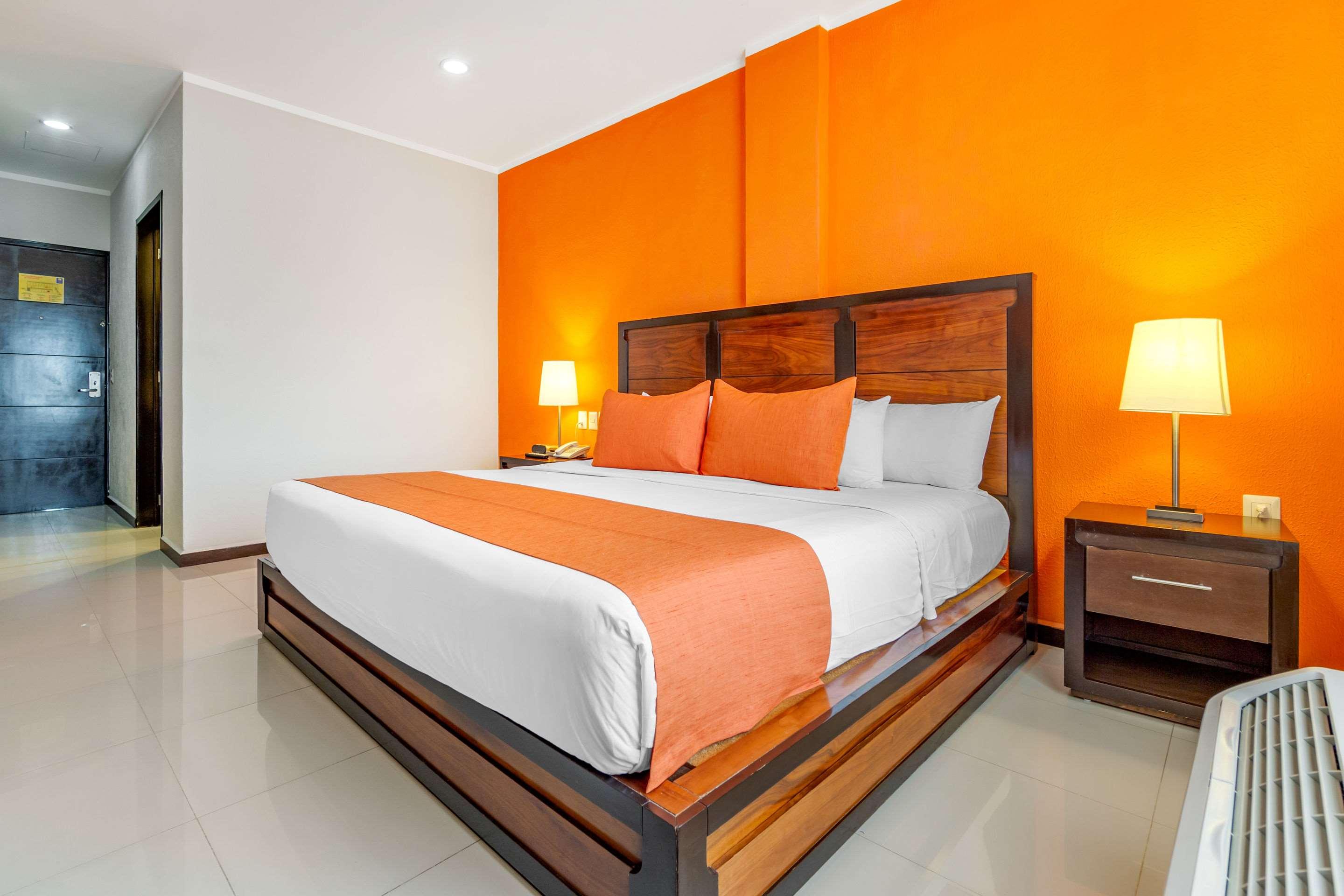 ROOM, KING BED