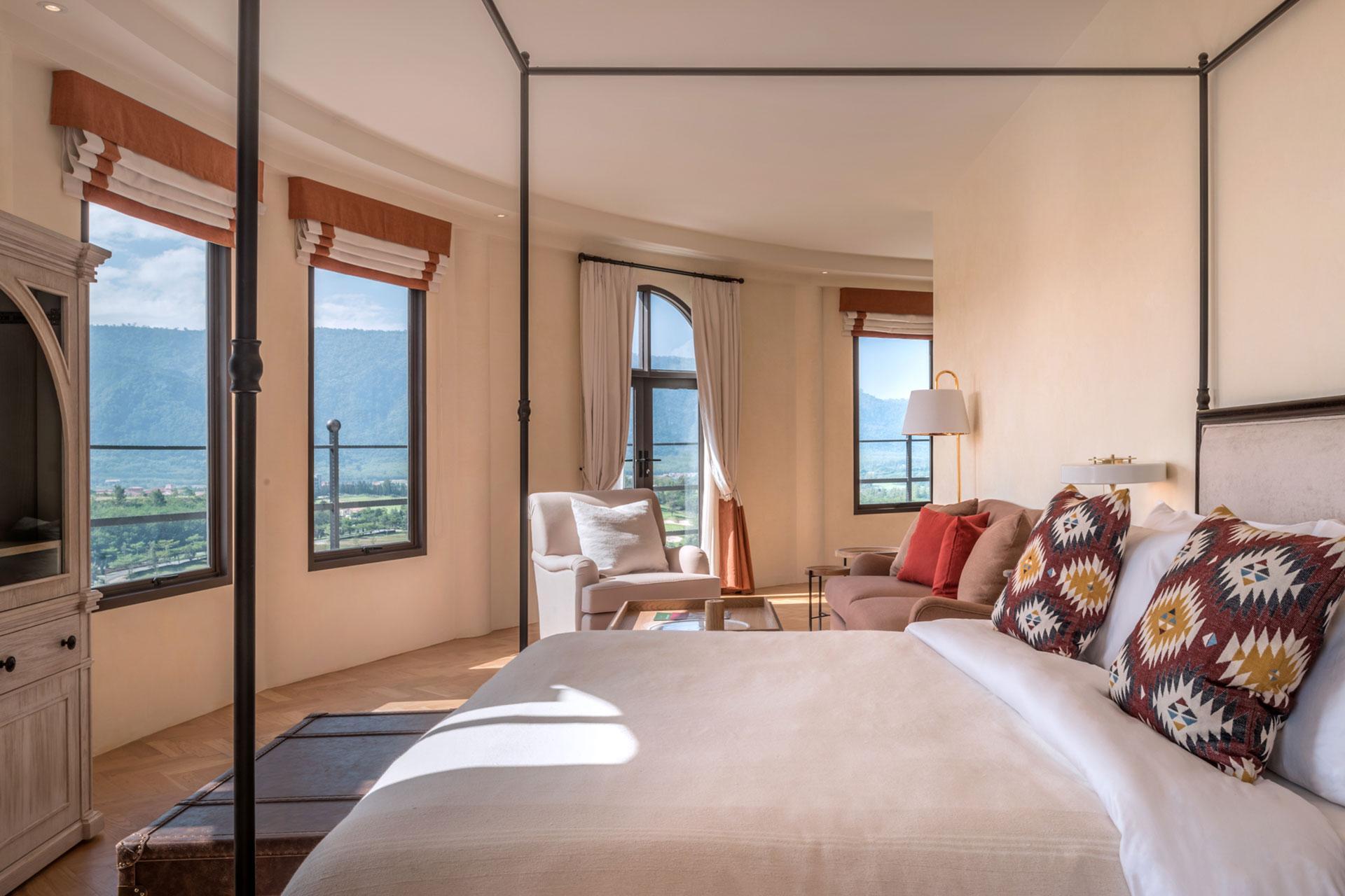 Vista Room, Attic
