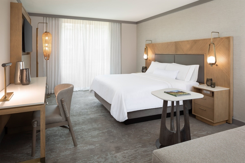 Room, King Bed, Golf Course View, Accessible
