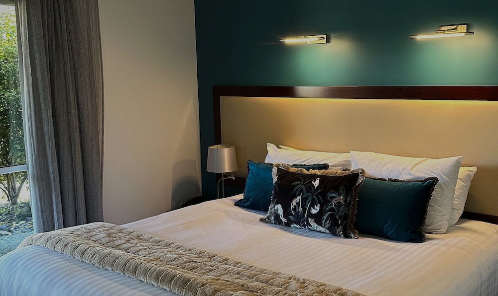 Executive, Suite, King Bed, Murphy Bed, River Front, Sofa، Trailways Hotel 2/6