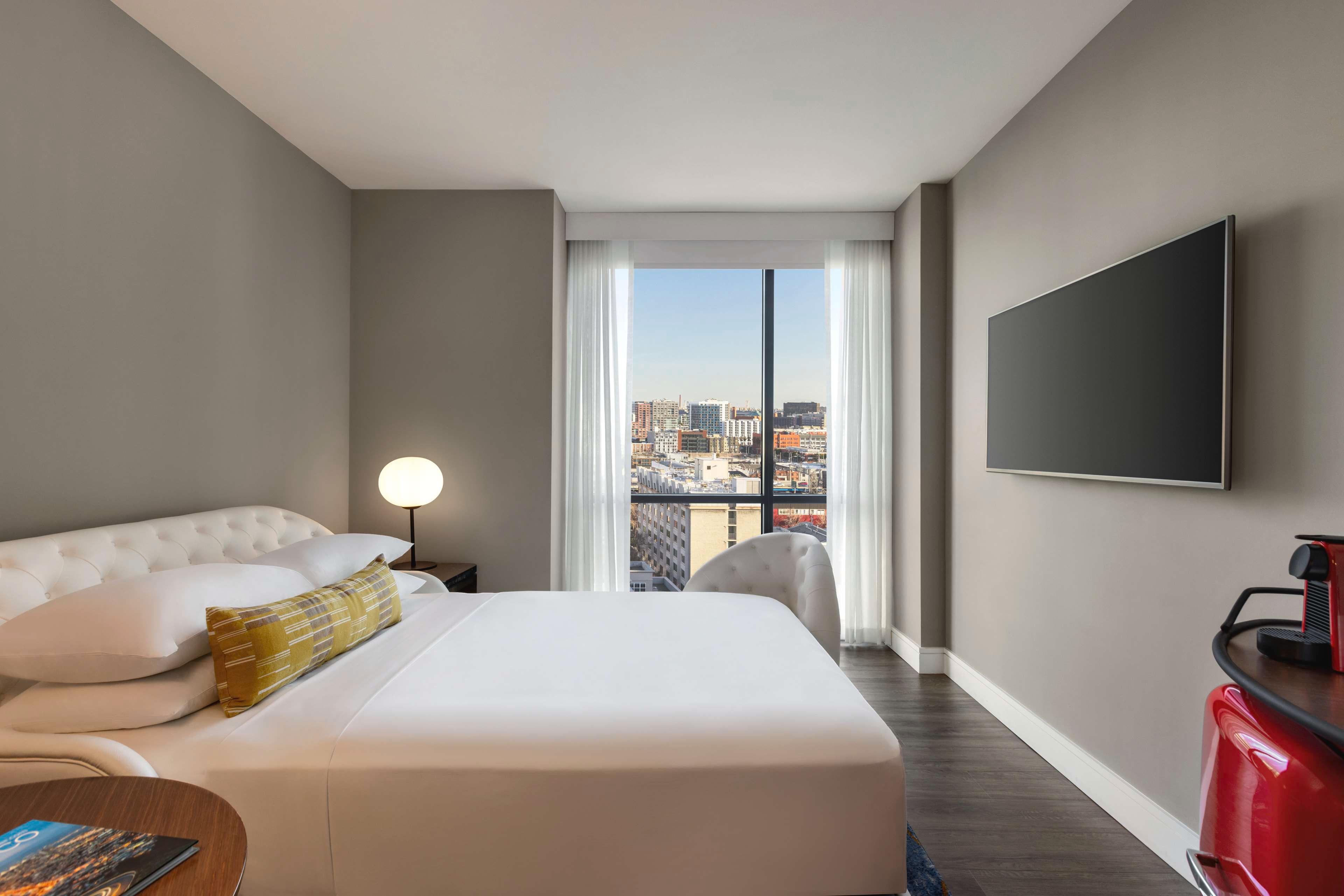 ROOM, QUEEN BED, CITY VIEW
