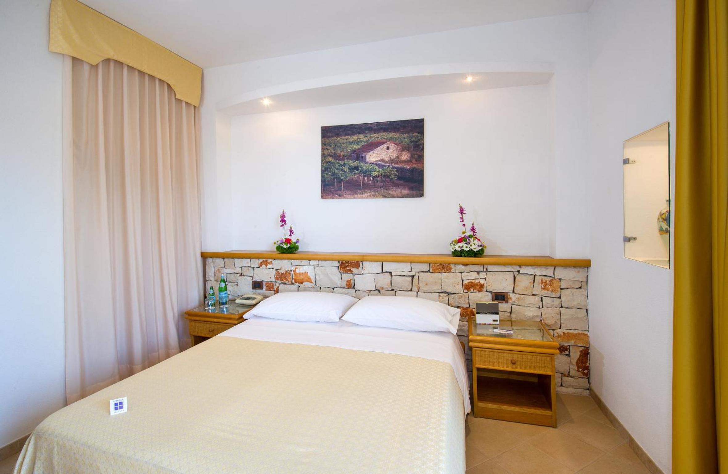Standard, Queen Bed