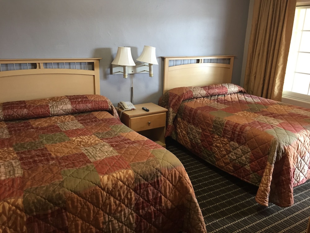 room, 2 double beds, smoking