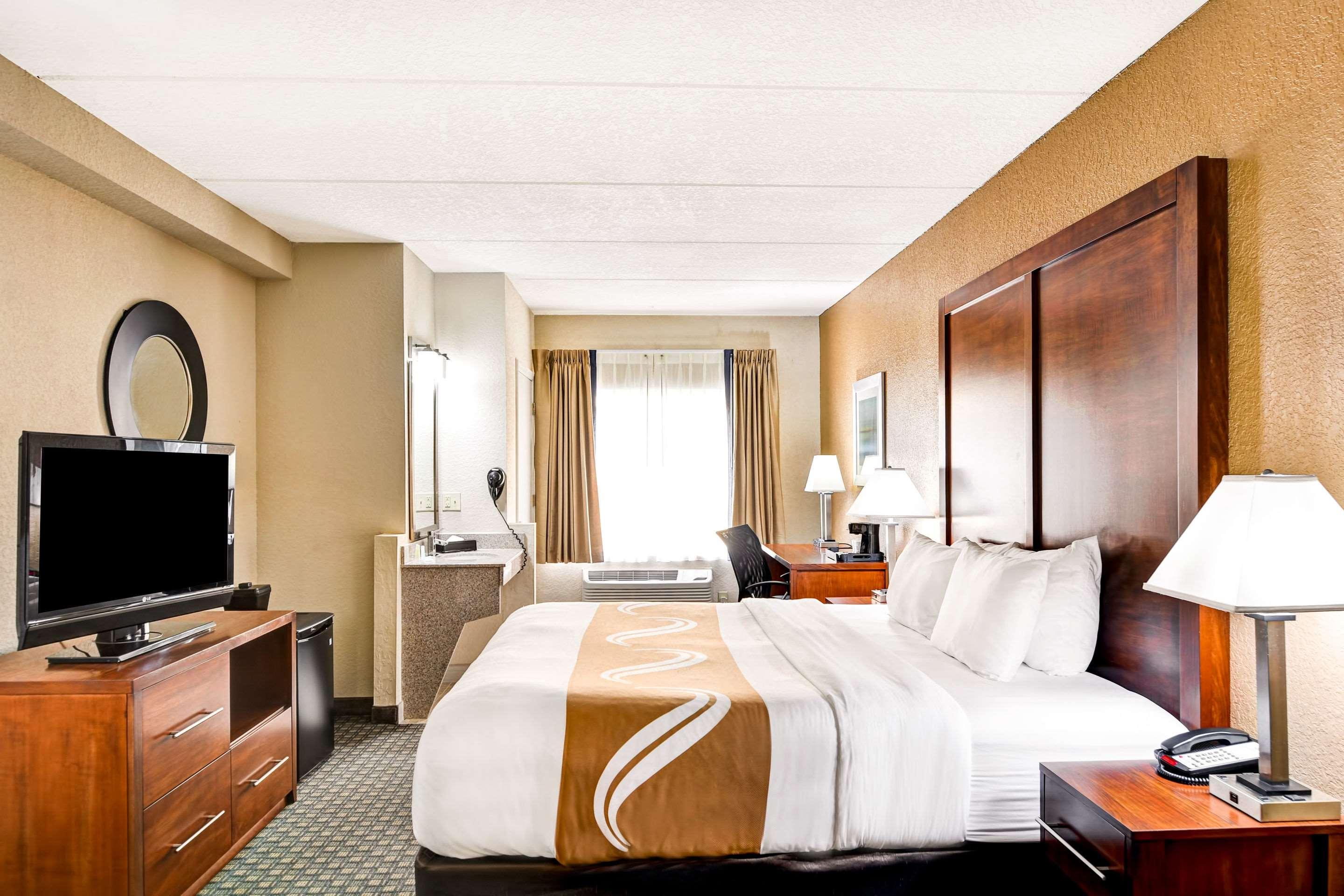 ROOM, KING BED
