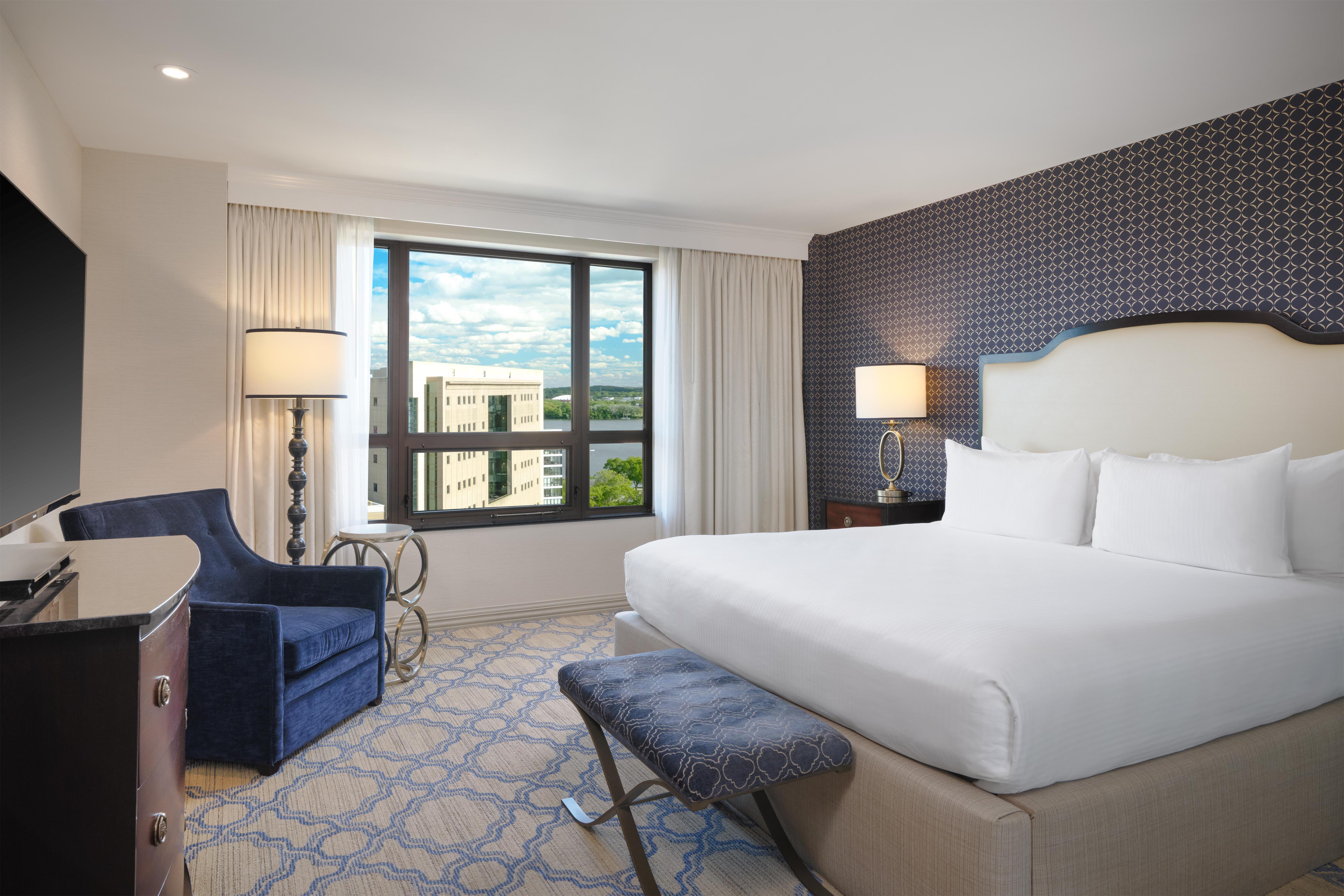 Suite, King Bed, with View, Parlor, Sofa, Accessible