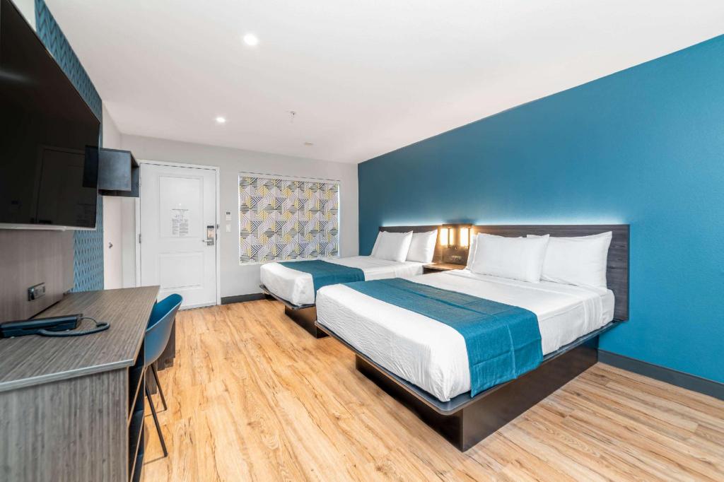 2 Full Beds Non-Smoking, Kitchen