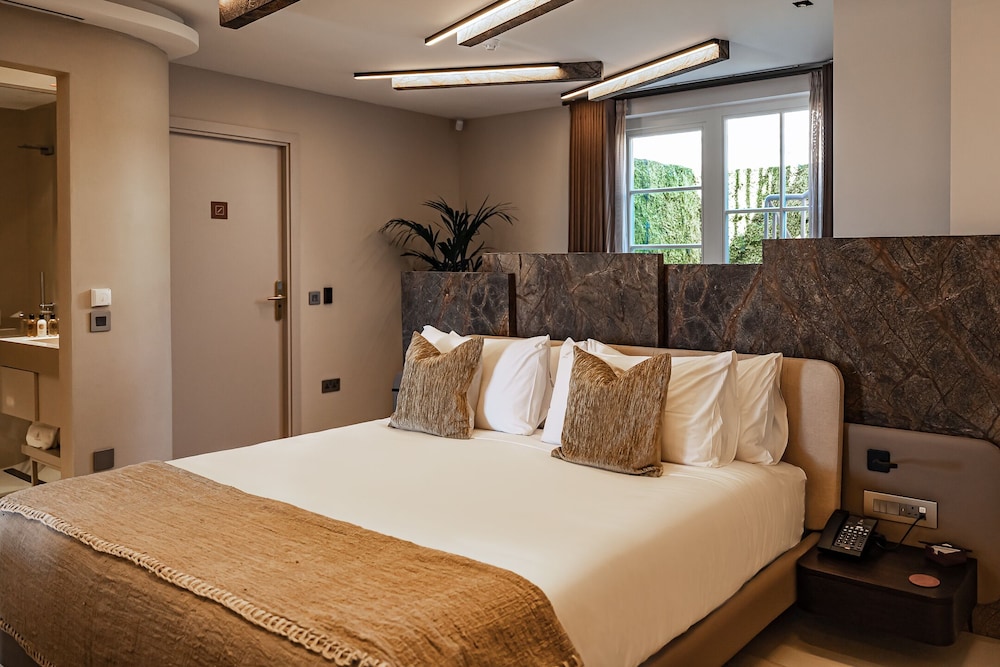 Pool, Suite, King Bed, Annex