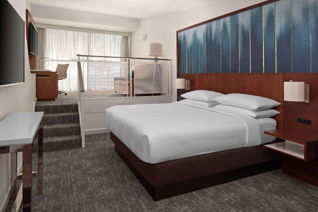 Guest Room, King Bed, Sofa, Large