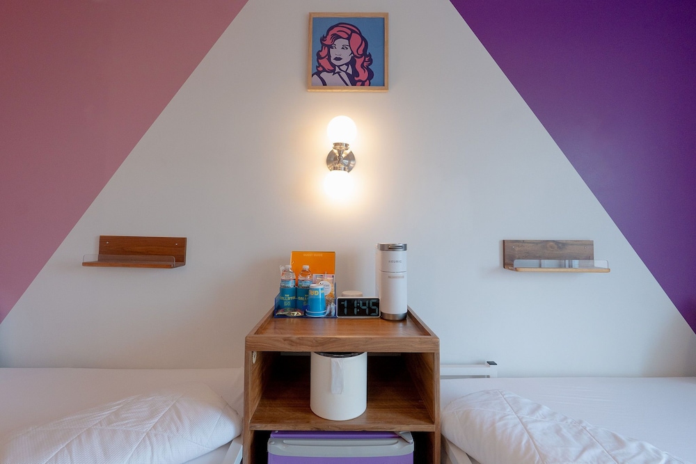 ROOM, DOUBLE OR TWIN BED