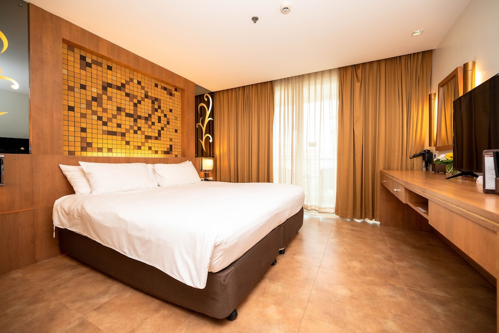 جناح ديلوكس بسرير كينج بإطلالة على المسبح مع أريكة، Centara Nova Hotel Pattaya 2/10