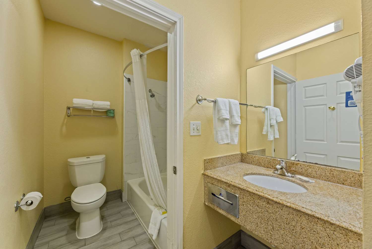 Days Inn and Suites by Wyndham Euless DFW Airport South 54/57