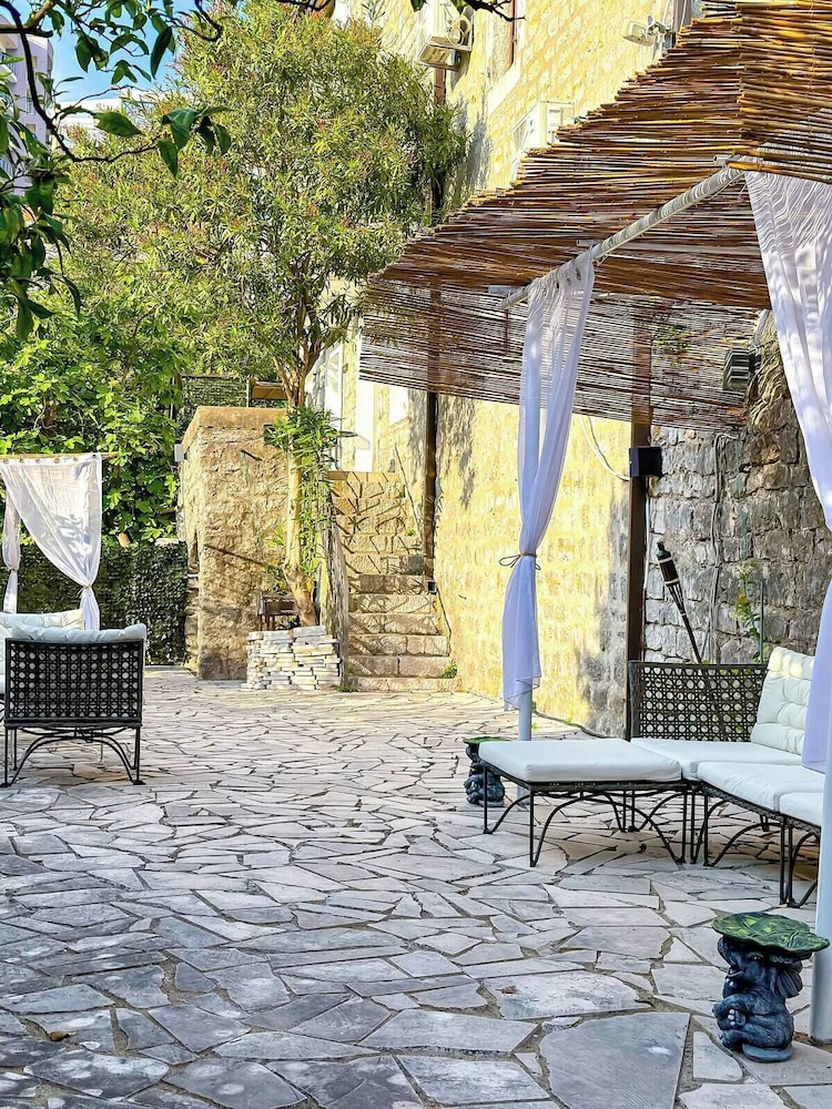 Serenita Stone House 10/22