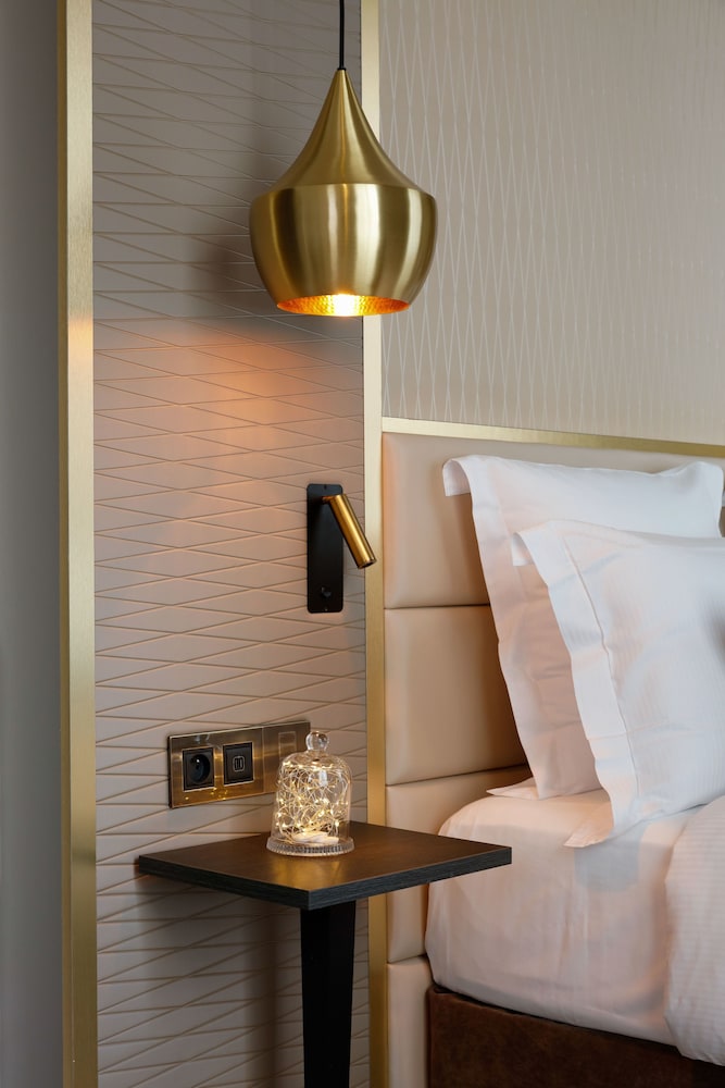 Niepce Paris Curio Collection By Hilton 36/39
