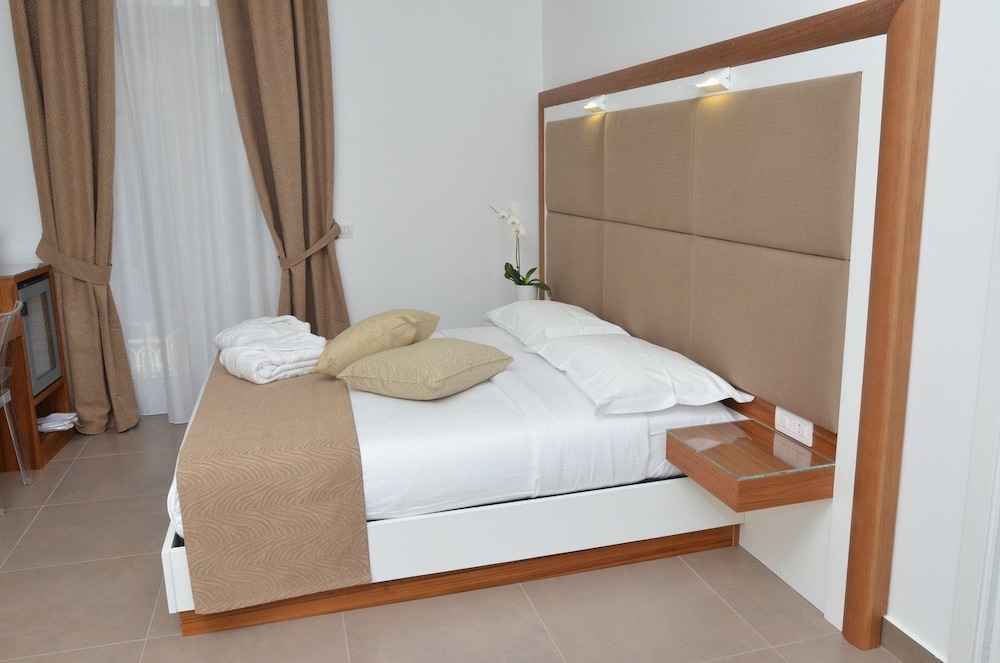 ROOM, QUEEN BED