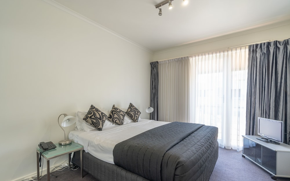 Carlton Clocktower Apartments 16/63