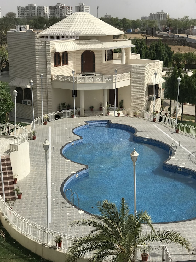 Stardom Hotels & Resort 36/48