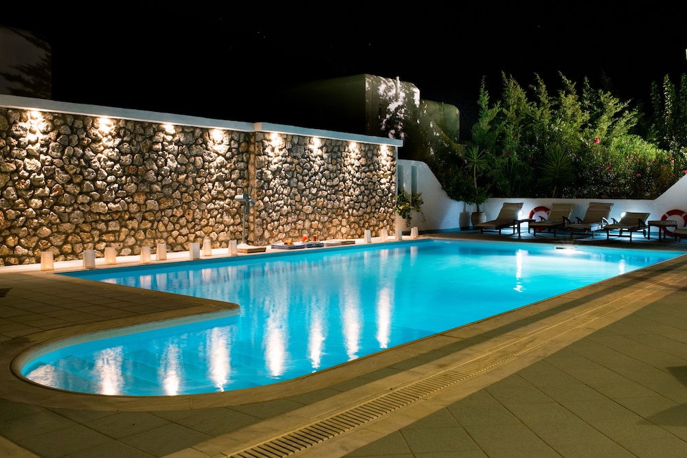 Mouras Resort 4/50
