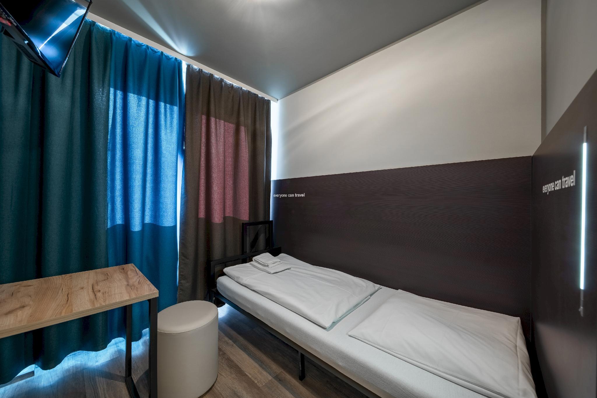 ROOM, SINGLE
