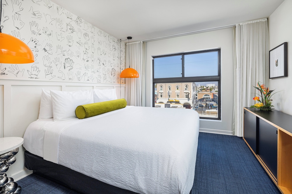 SUITE, KING BED, PARTIAL OCEAN VIEW, SOFA