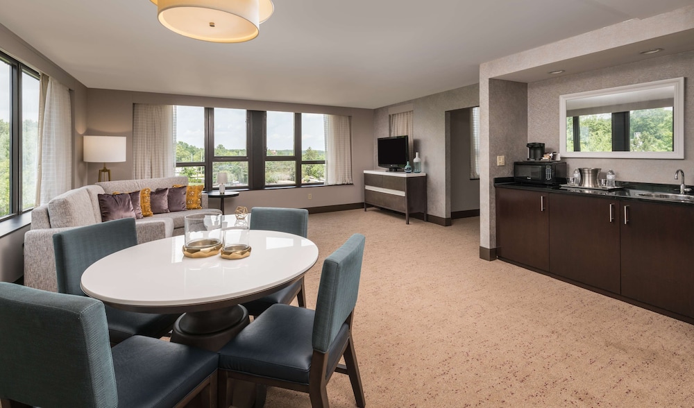 THE SARATOGA HILTON 44/75