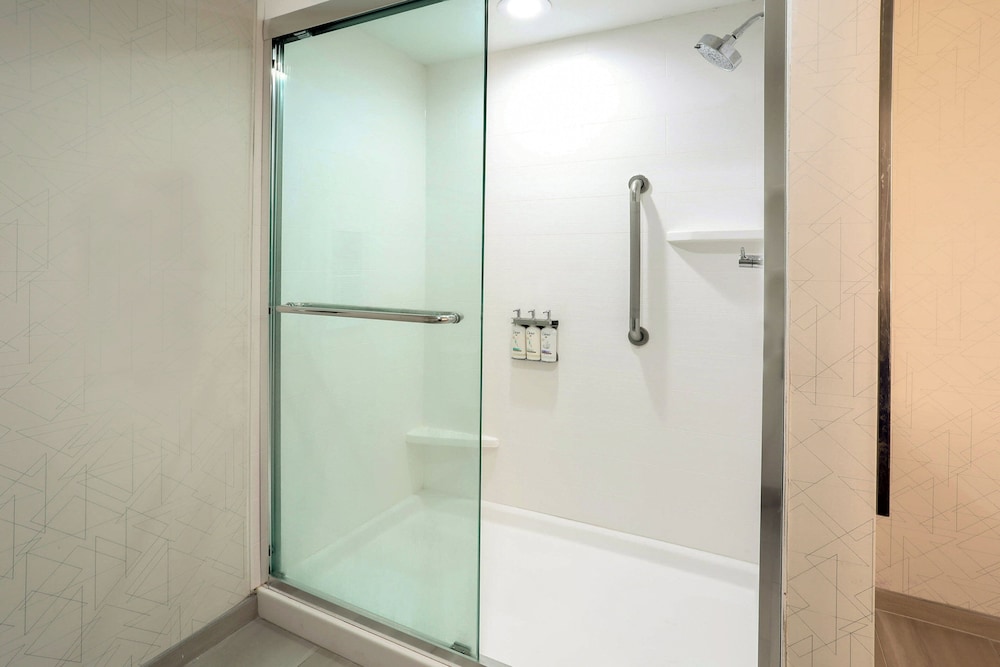 Holiday Inn Express Hotel And Suites Dover 60/60