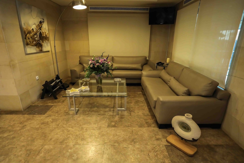 Sky Suites 33/61